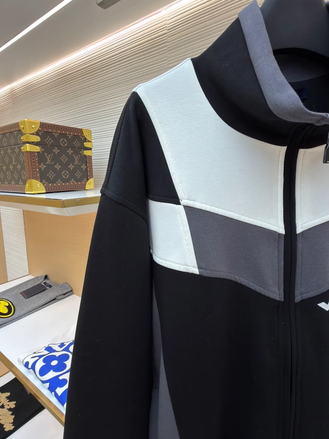 LOUIS VUITTON Spliced jogging sweatshirt long-sleeved sweatshirt ●Original version: Purchased and developed by 13126 ●Item number: 1682019-B70 ●Fabric: 100% cotton ●Technology: Made by positioning cutting machine ●Color: black, gray and white ●Version: fitted version ●Weight: about 1015 grams ●Size: S-M-L-XL ●Description: This Louis Vuitton color-blocked jacket is made of high-elastic composite knitted fabric (polyester fiber + spandex blend), which has been treated with matte brushing, giving it both stiffness and skin-friendly feel. The body of the garment adopts geometric color-blocking cutting technology: black, gray, and white pieces are spliced ​​diagonally in a V-shape, and the edges are processed by "laser seamless fit + same-color overlocking" to ensure smooth seams without any irritation. The "VUITTON" logo on the chest uses a three-dimensional silicone imprinting process. It is first laid with a low-temperature setting glue layer and then covered with a matte coating to take into account the three-dimensionality and washability of the logo. The neckline is a stand-up collar design with built-in elastic lining reinforcement; the zipper is made of brand-customized metal, and the chain teeth are the same color as the fabric; the cuffs and hem are equipped with high-elastic ribbing, and the overall shape is ergonomically optimized to suit daily casual scenes. The overall wiring is straight and delicate, the fabric is comfortable and soft, and the color is consistent without color difference. It can be matched with the same style to create a fashionable look and control various occasions. Customized accessories, complete with three standards, same style for men and women!